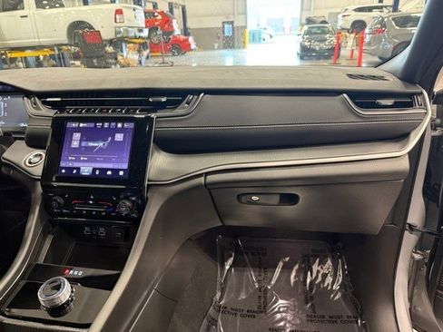 New 2025 Jeep Grand Cherokee Laredo w/ Luxury Tech Group I image 16