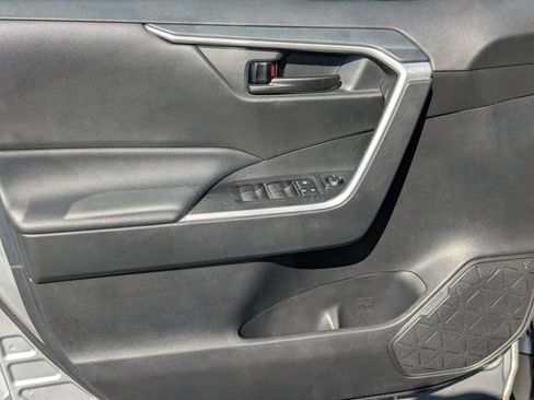 Used 2021 Toyota RAV4 LE FWD image 10