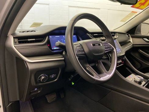 Certified 2023 Jeep Grand Cherokee Laredo AWD/4WD image 18