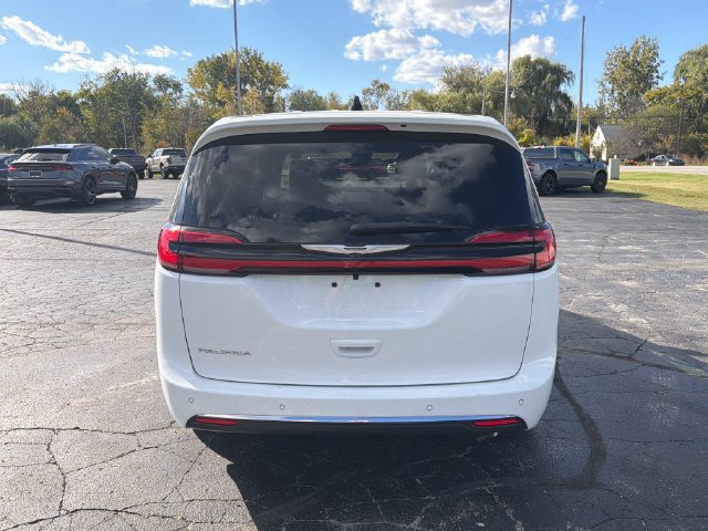 Used 2026 Chrysler Pacifica Select FWD image 4