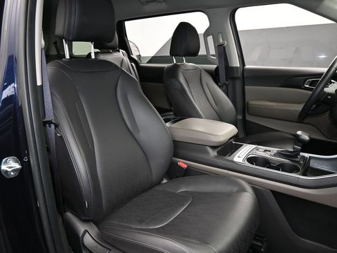 Used 2025 Kia Carnival image 45