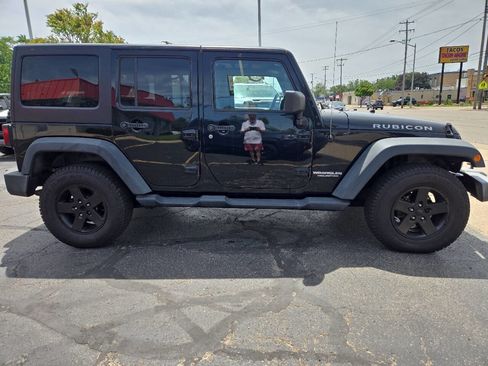 Used 2012 Jeep Wrangler Unlimited Rubicon w/ Dual Top Group AWD/4WD image 5