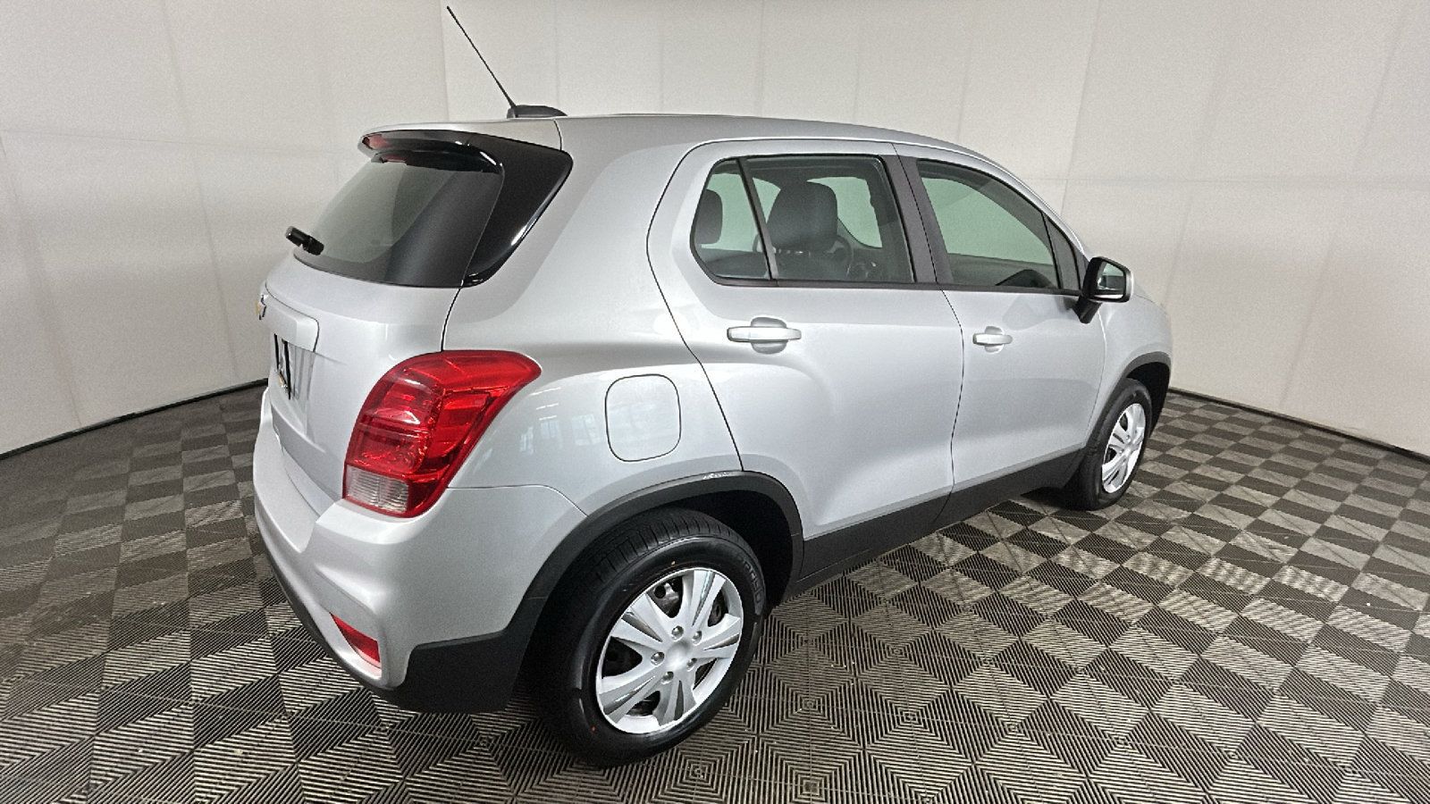 Used 2018 Chevrolet Trax LS FWD image 3