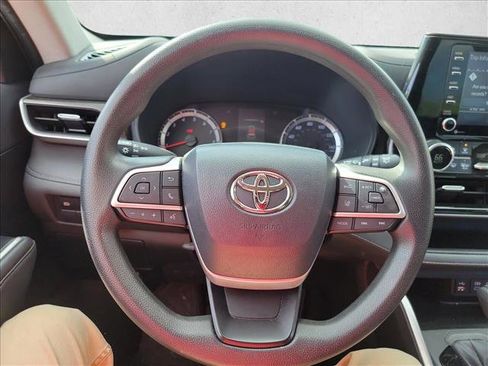 Used 2022 Toyota Highlander L image 15