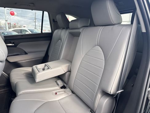 Used 2023 Toyota Highlander XLE image 17