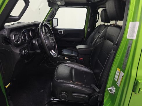Used 2019 Jeep Wrangler Unlimited Sahara w/ Uconnect 4C Nav & Sound Group AWD/4WD image 3