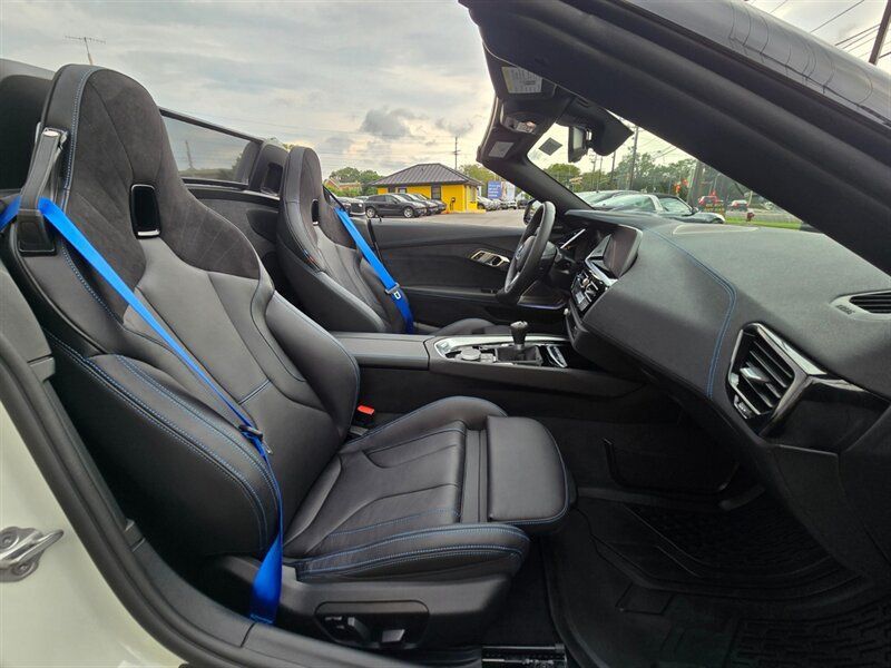Used 2025 BMW Z4 M40i w/ Edition RWD image 25