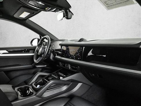 Used 2025 Porsche Cayenne Coupe image 24