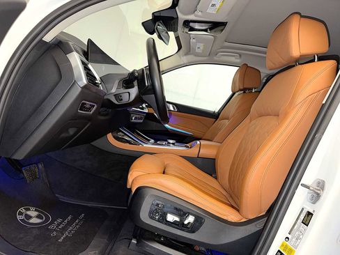 Used 2023 BMW X7 xDrive40i w/ Premium Package image 9