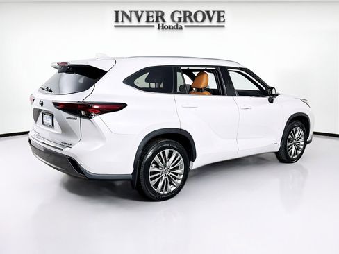 Used 2024 Toyota Highlander Platinum image 5