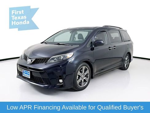 Used 2020 Toyota Sienna SE w/ SE Preferred Package image 3