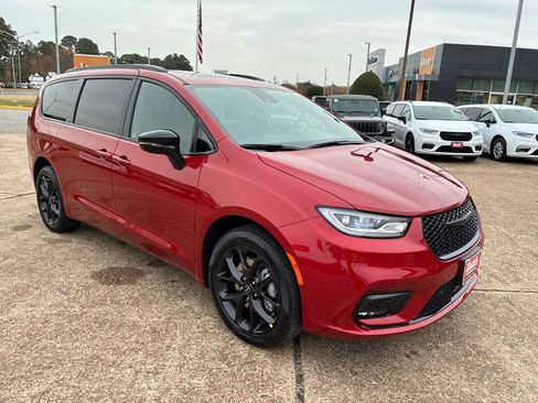 New 2026 Chrysler Pacifica Select image 8