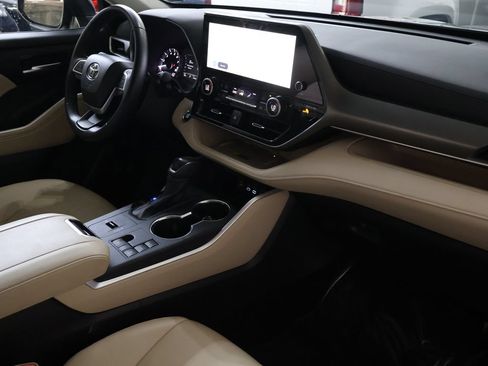 Used 2025 Toyota Highlander XLE FWD image 10