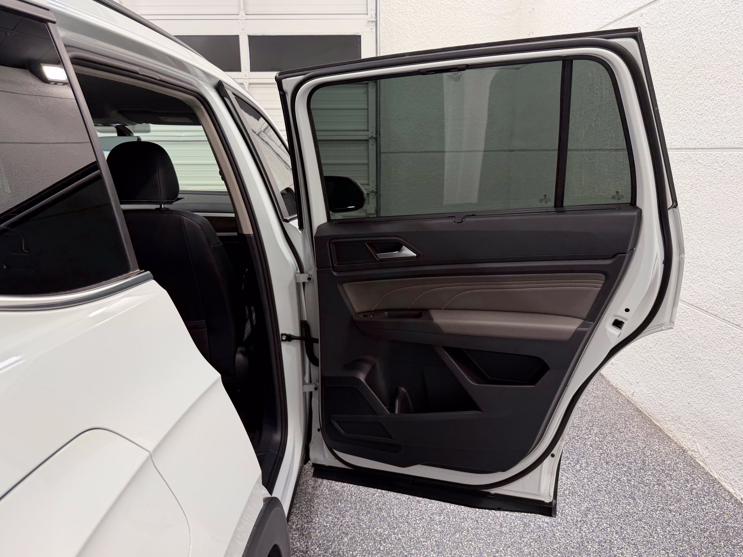 Certified 2023 Volkswagen Atlas SE w/ Black Wheel Package FWD image 31