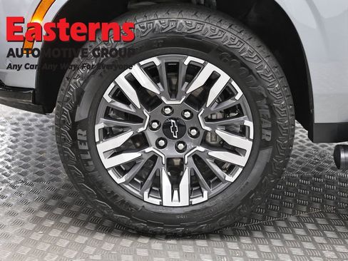 Used 2025 Chevrolet Suburban Z71 image 34