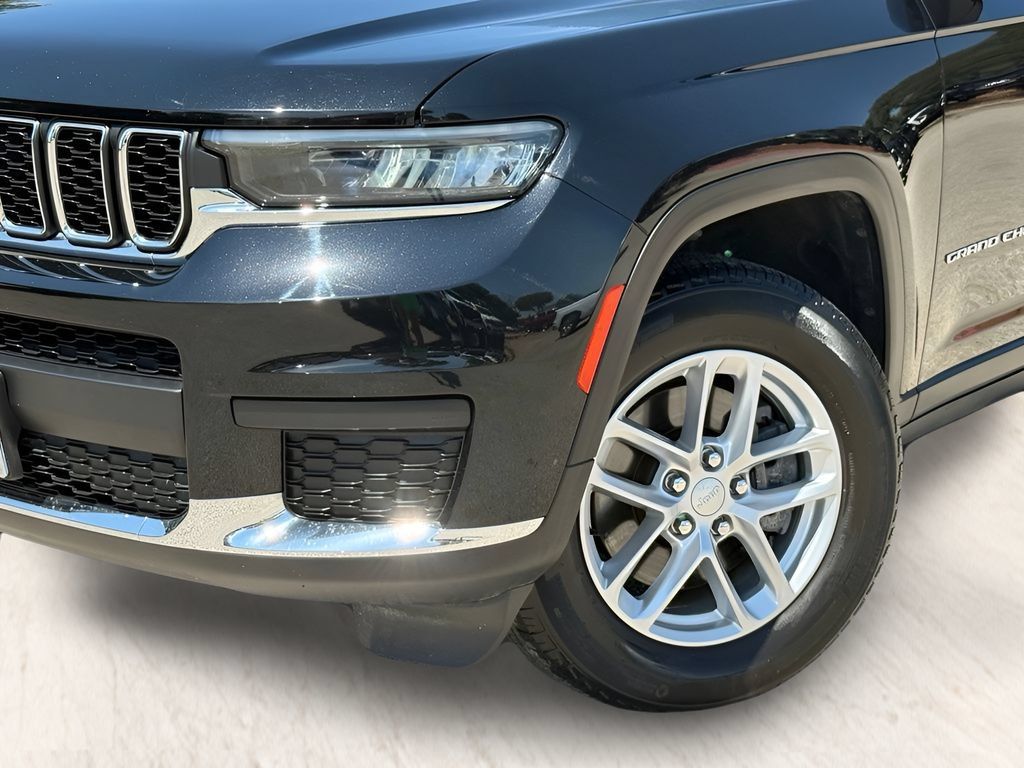 Used 2024 Jeep Grand Cherokee L Laredo AWD/4WD image 3