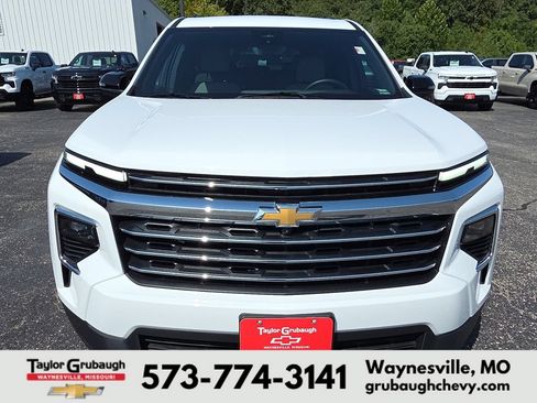 Used 2026 Chevrolet Traverse LT w/ Driver Confidence Package FWD image 3