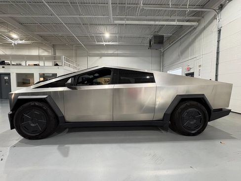 Used 2025 Tesla Cybertruck AWD Crew Cab image 4