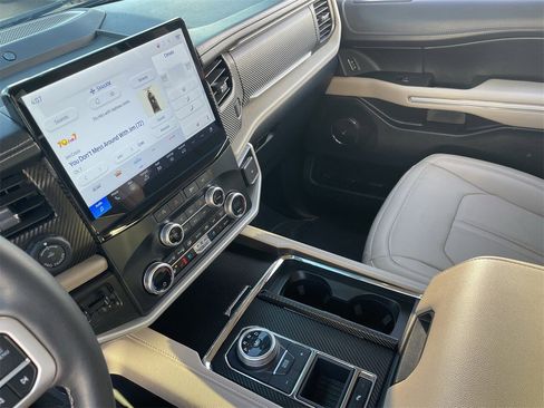 Used 2024 Ford Expedition Limited image 23