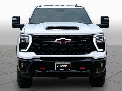 Used 2025 Chevrolet Silverado 2500 ZR2 w/ Technology Package AWD/4WD image 4
