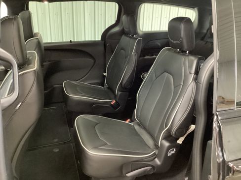 New 2027 Chrysler Pacifica Limited AWD/4WD image 35
