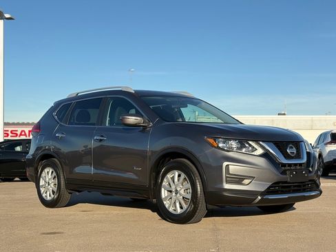 Used 2017 Nissan Rogue SV image 4
