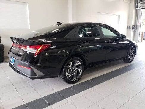 Used 2025 Hyundai Elantra Hybrid FWD image 19