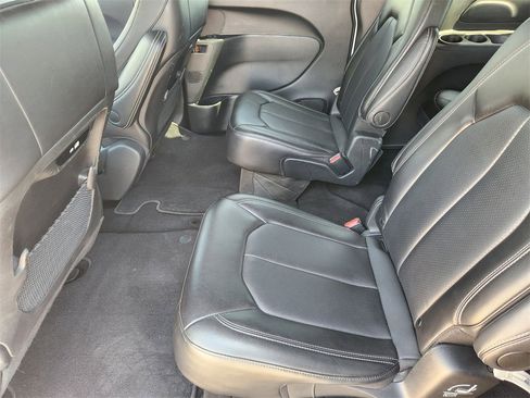 Used 2025 Chrysler Pacifica Select image 31
