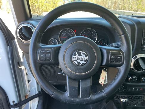 Used 2016 Jeep Wrangler Unlimited Sahara w/ Connectivity Group AWD/4WD image 14