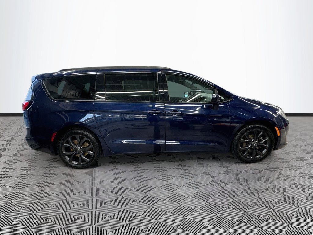 Used 2019 Chrysler Pacifica Touring Plus w/ S Appearance Package FWD image 32