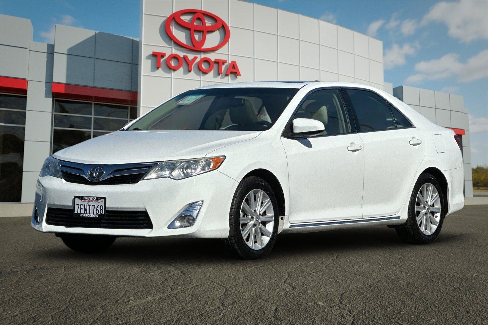 Used 2014 Toyota Camry XLE w/ Leather Package FWD image 7