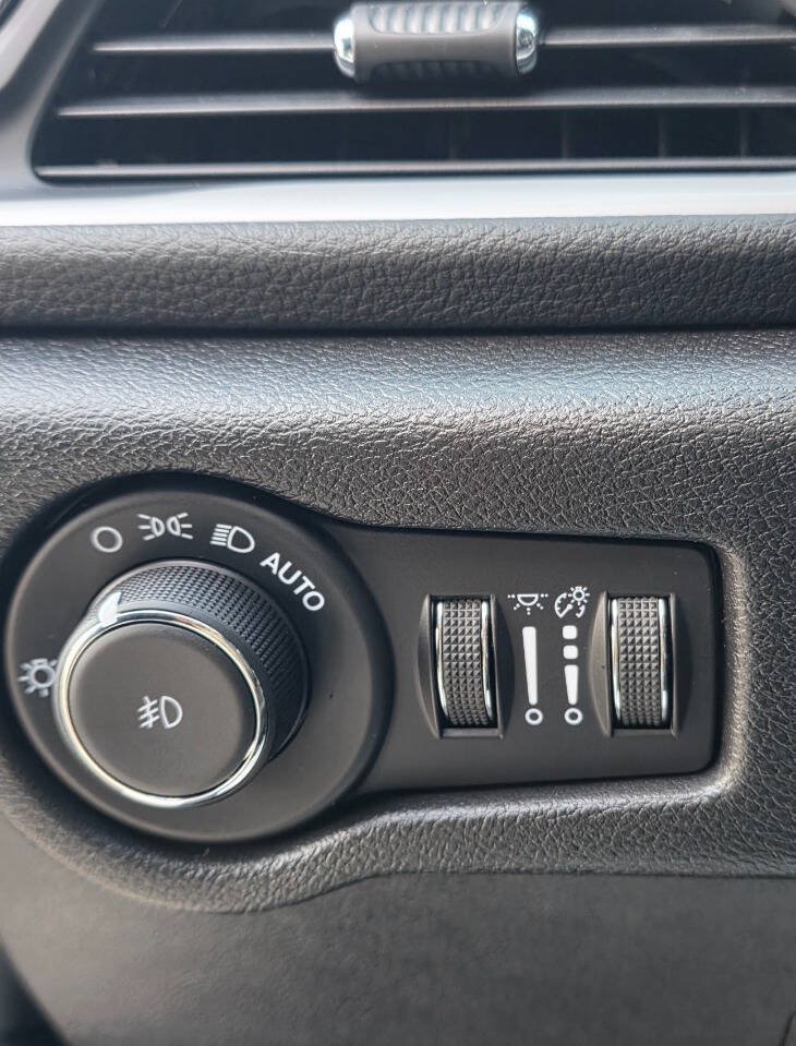 Used 2025 Chrysler Pacifica Select FWD image 6