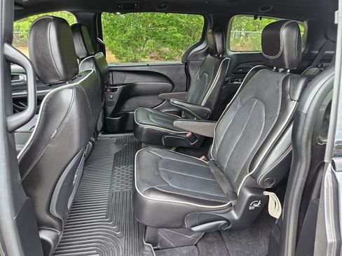 Used 2022 Chrysler Pacifica Limited w/ S Appearance Package FWD image 10