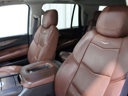 Used 2017 Cadillac Escalade Luxury w/ LPO, Radiant Package AWD/4WD image 4