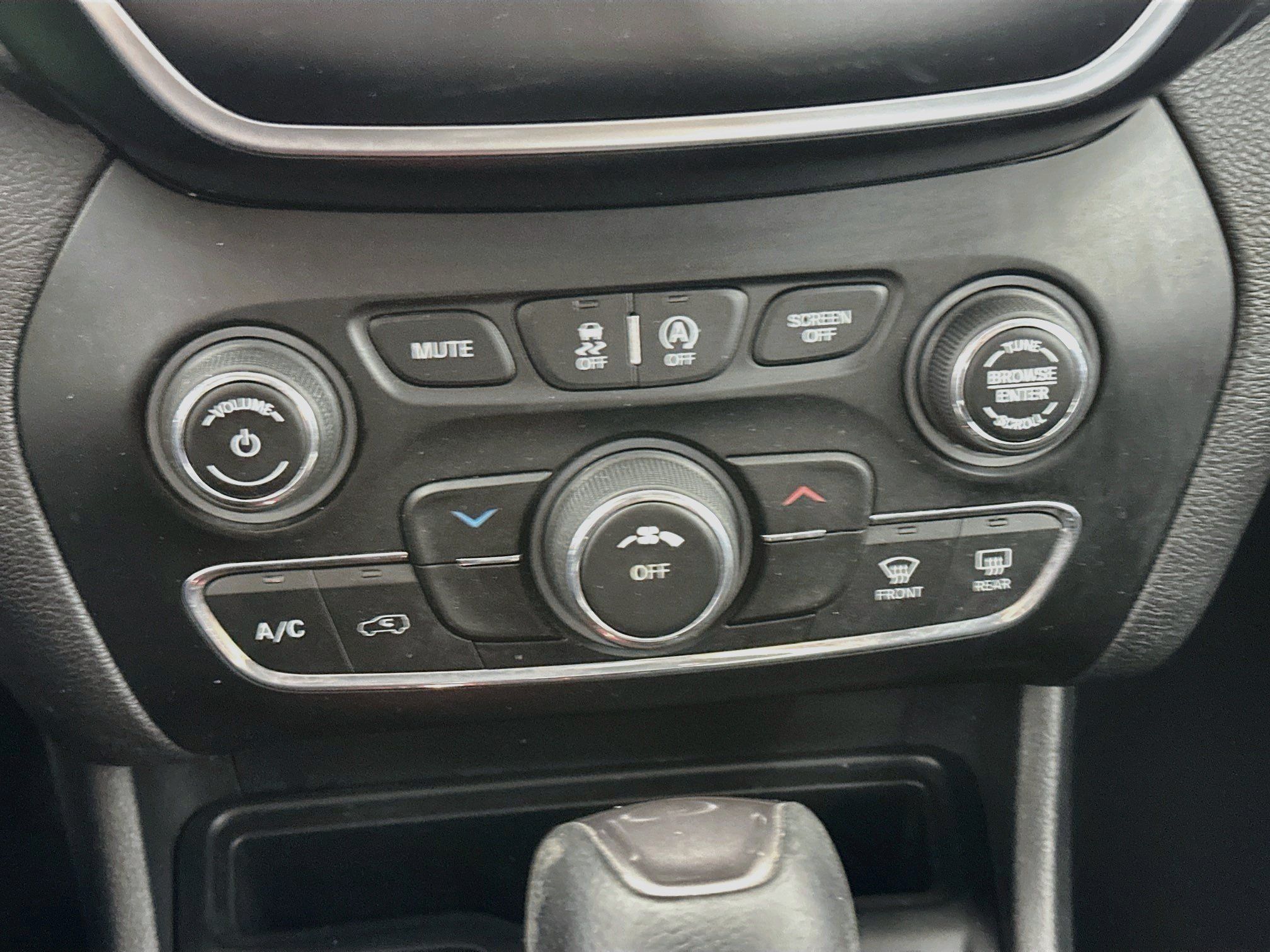 Used 2019 Jeep Cherokee Latitude w/ Popular Appearance Group FWD image 23