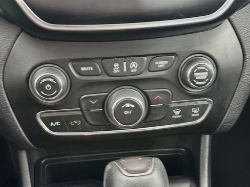 Used 2019 Jeep Cherokee Latitude w/ Popular Appearance Group FWD image 23