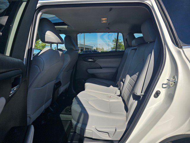 Used 2022 Toyota Highlander XLE AWD/4WD image 21