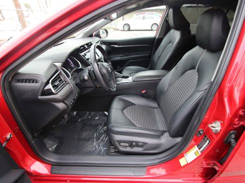 Used 2020 Toyota Camry SE image 32