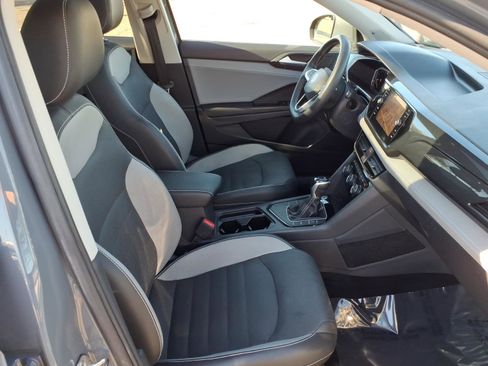 Certified 2022 Volkswagen Taos SEL w/ Panoramic Sunroof Package image 10