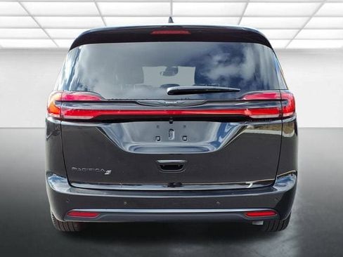 New 2026 Chrysler Pacifica Select image 5