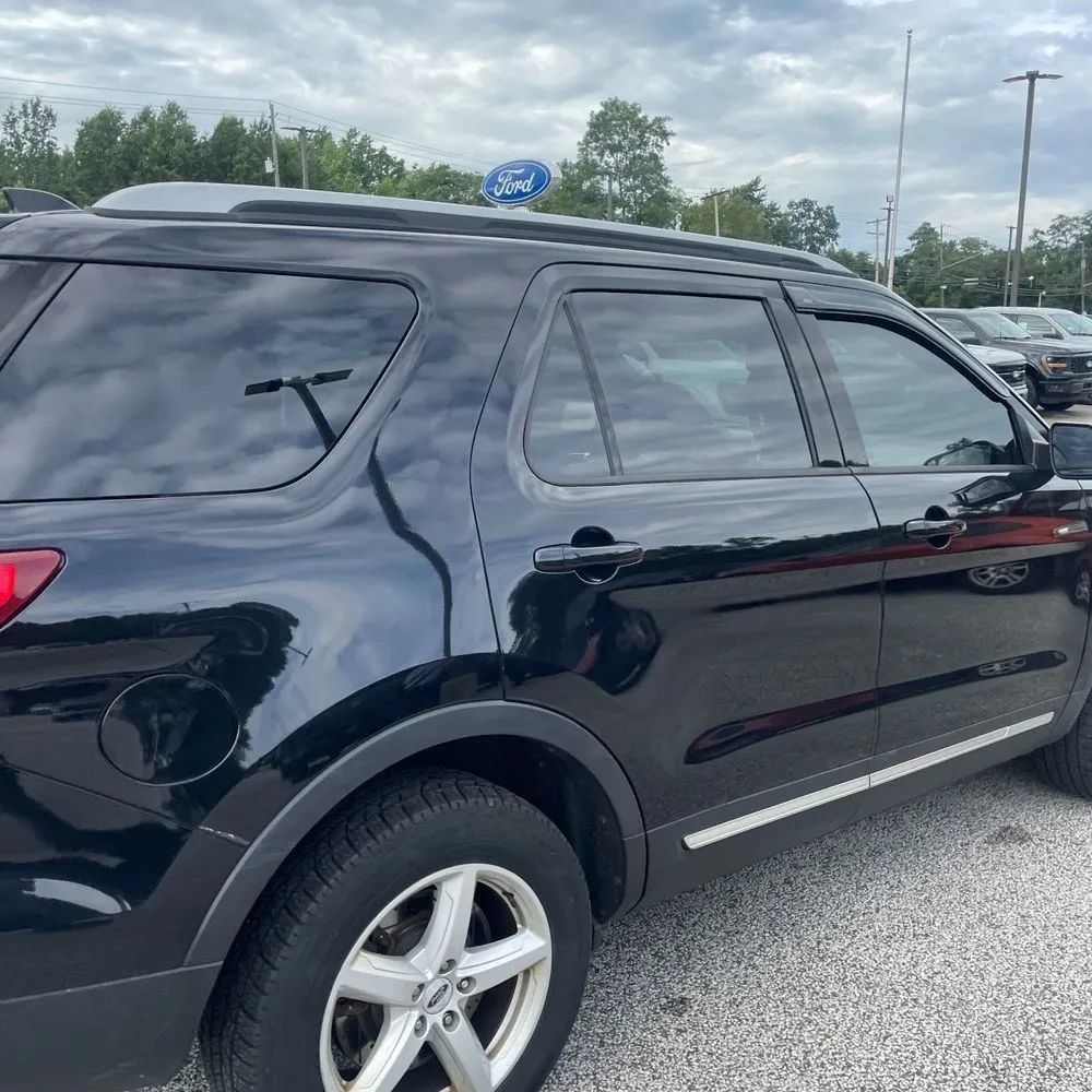 Used 2017 Ford Explorer XLT w/ Equipment Group 202A AWD/4WD image 9