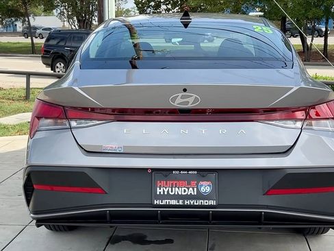Certified 2025 Hyundai Elantra SE image 20
