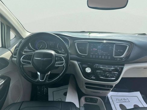 Used 2018 Chrysler Pacifica Touring-L FWD image 21