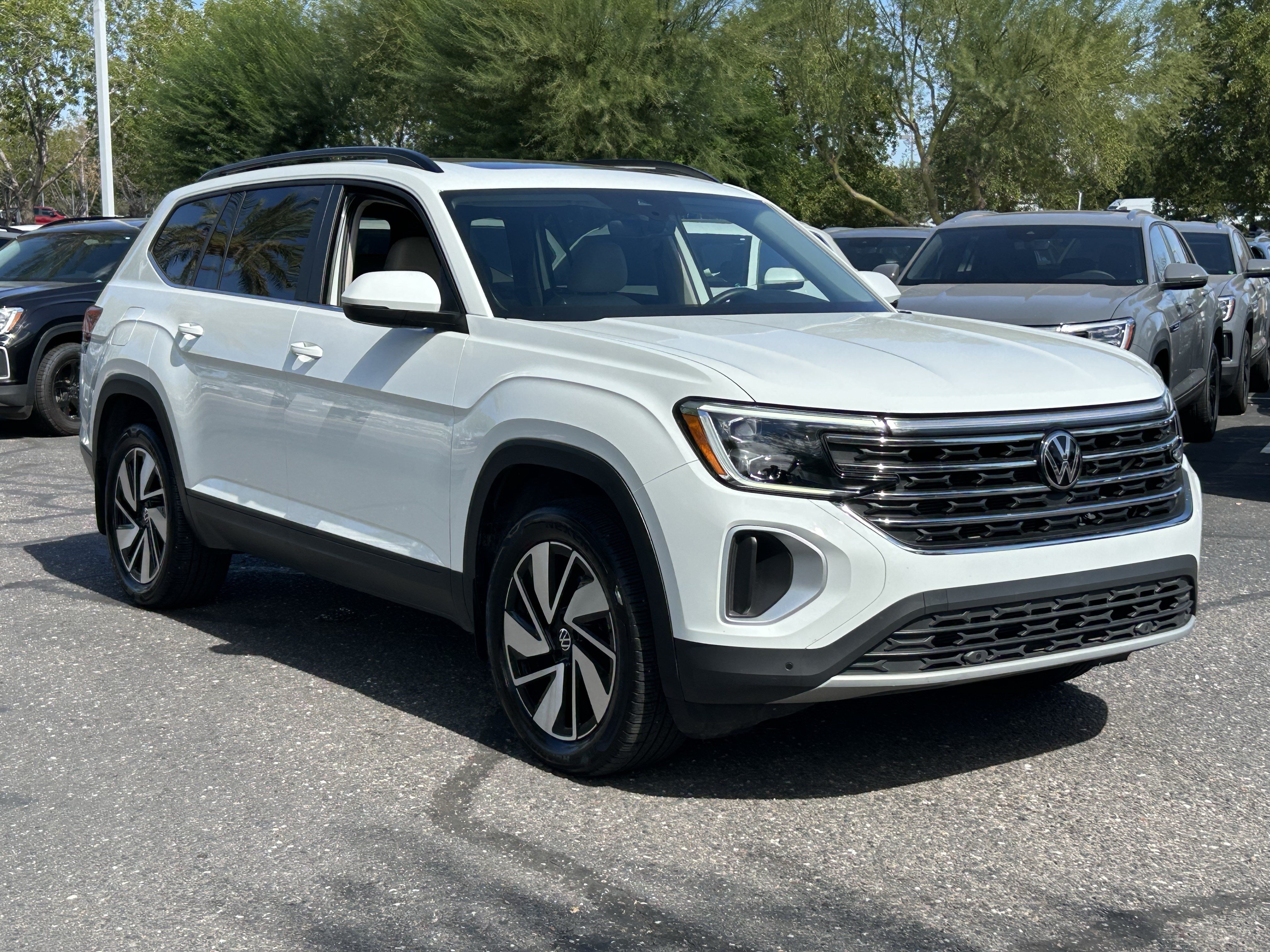 Certified 2025 Volkswagen Atlas SE w/ Panoramic Sunroof Package FWD image 6