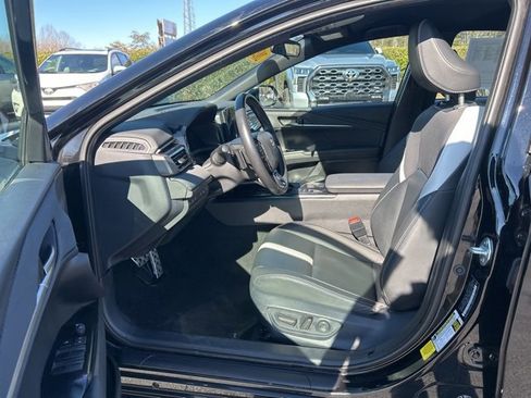Used 2025 Toyota Camry SE image 13
