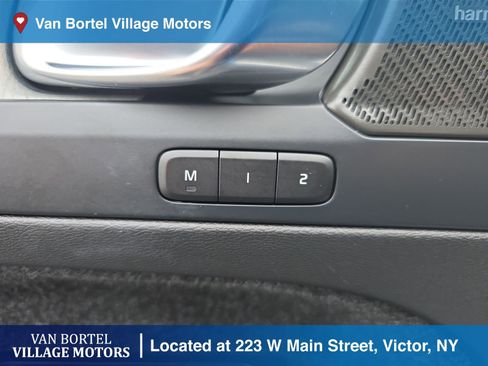 Used 2023 Volvo XC40 B5 Ultimate image 11