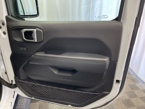 Used 2023 Jeep Wrangler Unlimited Sahara image 32