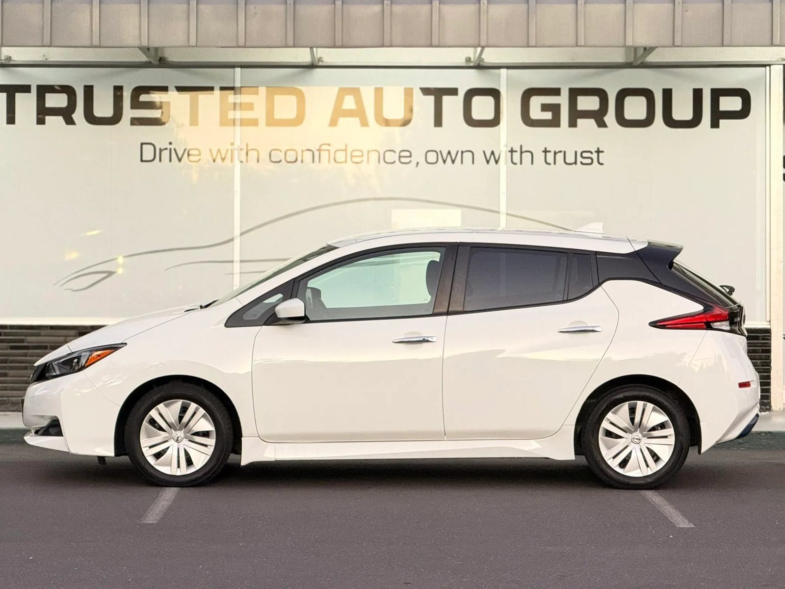 Used 2022 Nissan Leaf S FWD image 4