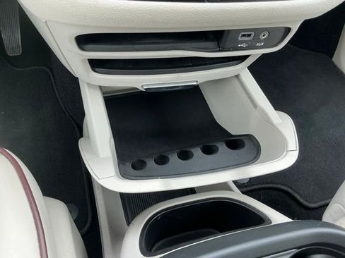 Used 2019 Chrysler Pacifica Limited FWD image 29