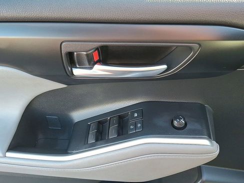 Used 2020 Toyota Highlander XLE image 2